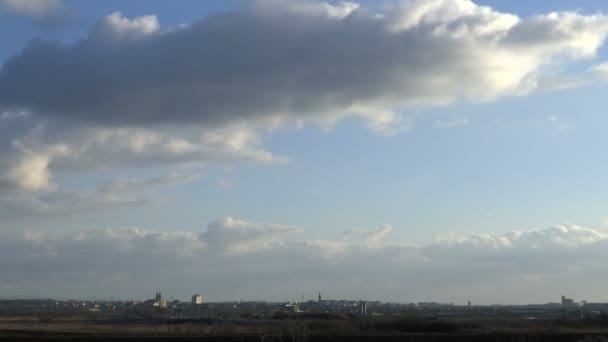 青い空の街のパノラマの上の美しい雲の時間の経過 — ストック動画