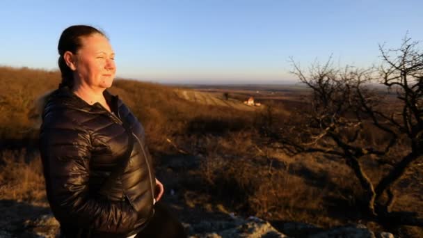 Une Femme Avec Les Cheveux Attachés Regarde Panorama Protège Ses — Video