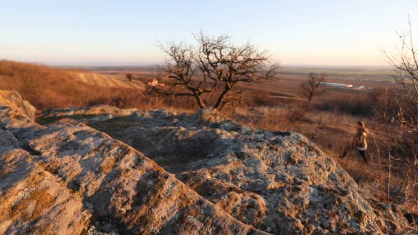 Panorama Mit Natürlichen Felsen Entlang Derer Eine Frau Schwarzer Sportbekleidung — Stockvideo