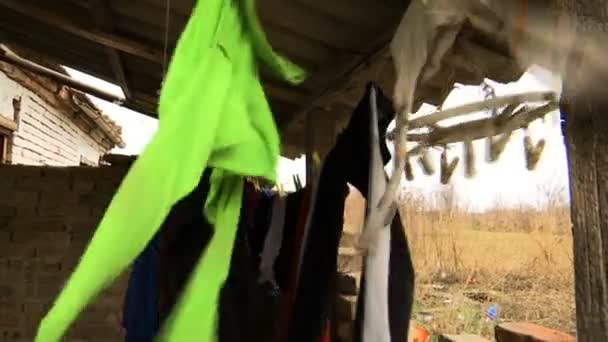 Lavato Vecchia Lavanderia Asciuga Sul Filo Sotto Tetto Dopo Raffiche — Video Stock