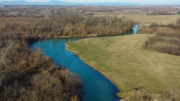 Pequeño Río Serpenteante Llanura Invierno Día Soleado Tiro Dron Avanzando — Vídeos de Stock