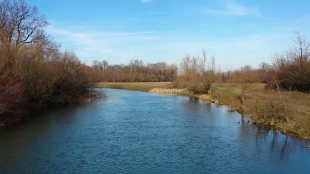 Lot Nad Małą Nizinną Rzeką Zimą Słoneczny Dzień — Wideo stockowe