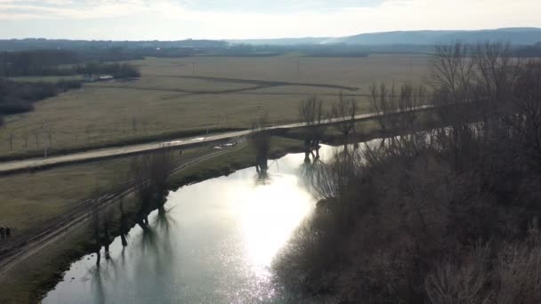 Река Равнине Отражением Солнца Воде Дрон Выстрел Движется Вперед — стоковое видео