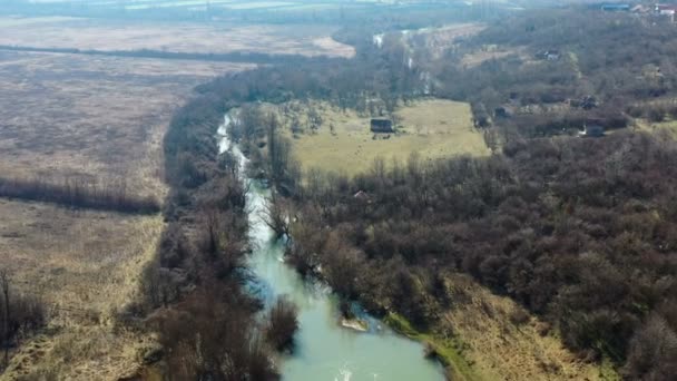 Воздушная Панорама Реки Низменностях Небольшой Плотиной Солнечный Зимний День Деревьями — стоковое видео