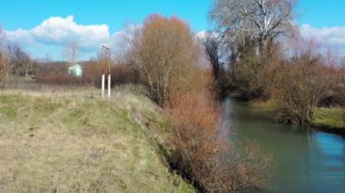 Kırık köprüsü olan küçük nehrin üzerinde İHA yan uçuşu