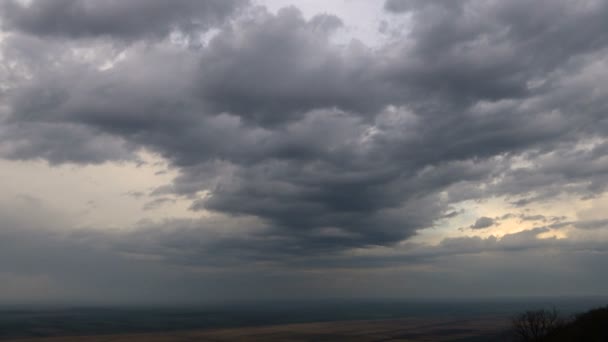 nuages de pluie après la tempête quitte le ciel - LAPSE DU TEMPS 