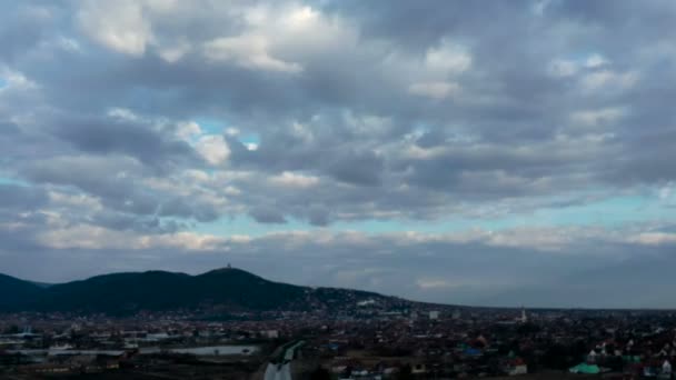 ドローン ハイパー ラプス 美しい雲と丘の上の街のパノラマ 青い空に流れる美しい雲 タイムラプス — ストック動画