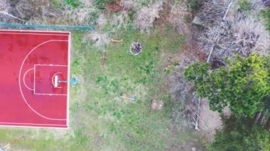 4k dışındaki kırmızı boş basketbol sahasının kuş bakışı görüntüleri..