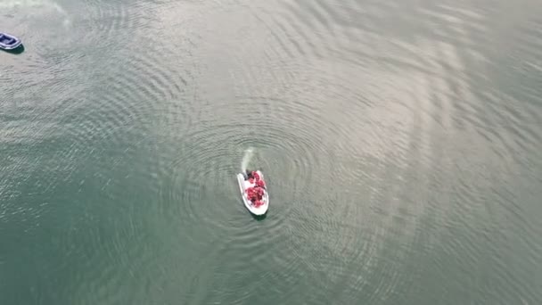 Lancha Goma Llena Gente Agua Mueve Pasa Bajo Dron — Vídeos de Stock