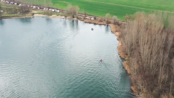 Sjö Med Båtar Slätten Med Strand Och Jordbruksmark Drönarskott — Stockvideo