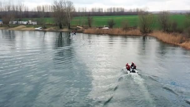 Motoscafo Gomma Avvicinò Alla Riva Del Lago Drone Colpo Movimento — Video Stock