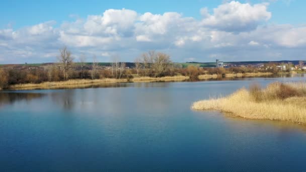 Vliegen Een Meer Met Ontoegankelijke Oevers Drone Schot — Stockvideo