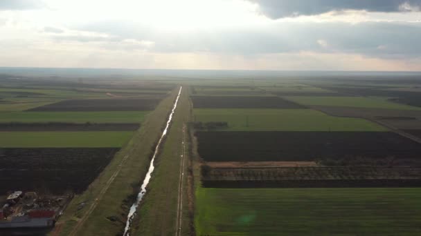 Krásná Zemědělská Pole Odvodňovacím Kanálem Sluncem Mraky Drone Shot Pohybující — Stock video