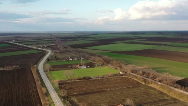 有公路和铁路的农田 无人驾驶航空器向右飞行 — 图库视频影像