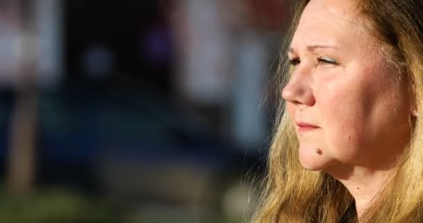 Жінка Середнього Віку Одягає Маску Захисту Від Коронавірусу Covid Сонячний — стокове відео