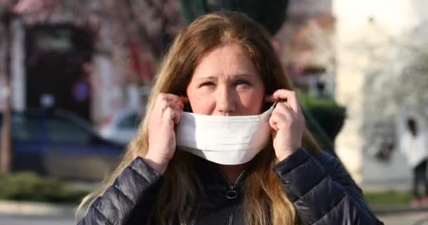 Kobieta Średnim Wieku Zakłada Maskę Dla Ochrony Przed Koronawirusem Covid — Wideo stockowe