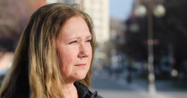 Középkorú Nők Védőmaszkot Viselnek Koronavírus Ellen Napsütéses Nap Városban Half — Stock videók
