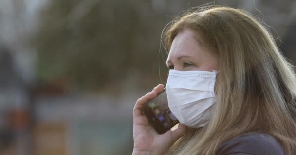 Medelålders Kvinna Med Skyddande Mask För Koronavirus Covid Samtal Telefon — Stockvideo