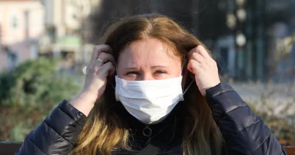 Medelålders Kvinna Tar Sig Mask För Att Skydda Sig Mot — Stockvideo