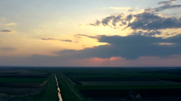 ドローンによる農地の急激な崩壊と空と美しい日没の雲の移動 — ストック動画