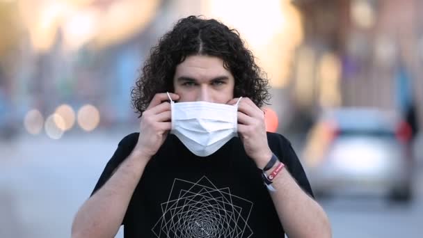 Młody Człowiek Dłuższymi Włosami Zakłada Maskę Ochronną Twarz Zwolnionym Tempie — Wideo stockowe