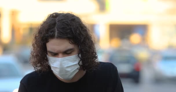 Junger Mann Mit Langen Haaren Und Schutzmaske Auf Dem Gesicht — Stockvideo