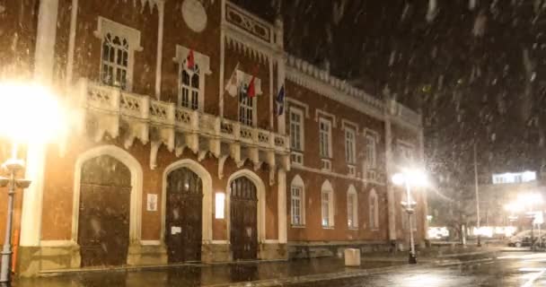 ゴシック復興建築の美しい建物夜は雪が降る運動禁止中はウイルスコロナによる — ストック動画