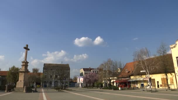 タイムラプス ウイルスコロナによる移動禁止中の小さな町の空の主広場 — ストック動画