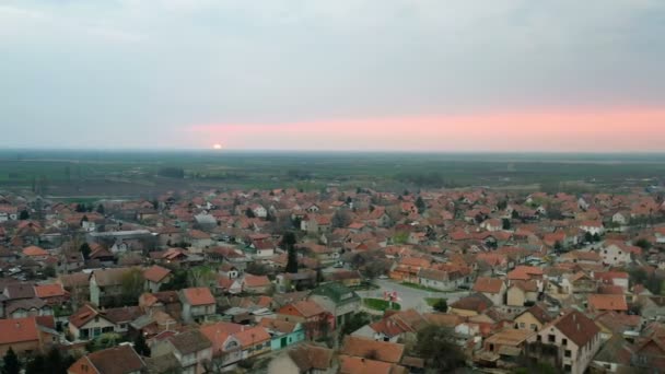 Vlucht Stad Met Zonsondergang Een Klein Stadje Pannonische Laaglanden — Stockvideo