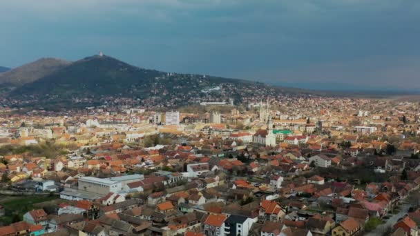 Uma Cidade Debaixo Uma Colina Num Dia Ensolarado Tiro Drone — Vídeo de Stock