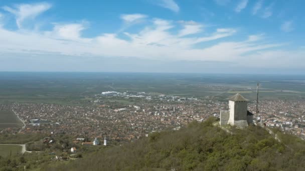 Stadtpanorama Unter Einem Steinernen Turm Auf Einem Hügel Drohnendreh — Stockvideo