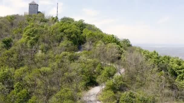 Panorama Una Ciudad Bajo Una Torre Piedra Cima Colina Dron — Vídeos de Stock