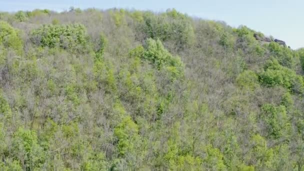 无人驾驶飞机飞越小山 小山后面的平原 空中射击上升 — 图库视频影像