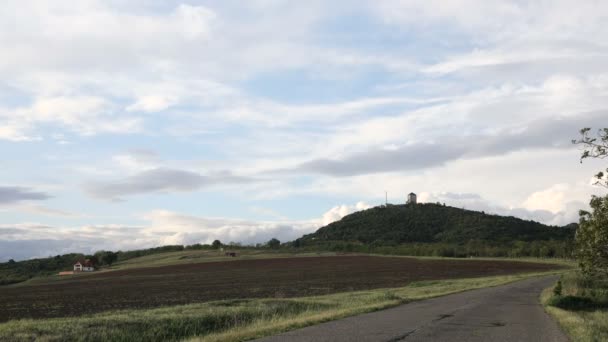 Time Lapse Порожня Асфальтована Дорога Пагорб Полем Біля Дороги Красивими — стокове відео