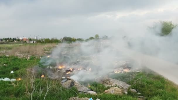 Vuelo Través Del Humo Sobre Pequeño Fuego Vertedero Ilegal Largo — Vídeos de Stock