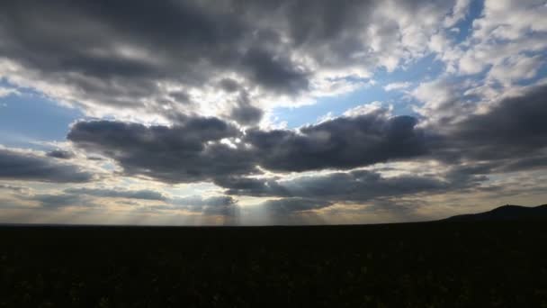 在明亮的蓝天上 太阳光的晚霞破云而出 太阳光灿烂 云彩笼罩 — 图库视频影像