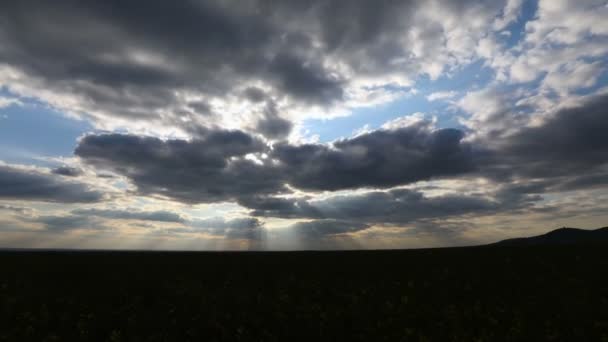 Tijd Lapse Van Zonnestralen Doorbreken Wolken Levendige Blauwe Hemel Zon — Stockvideo