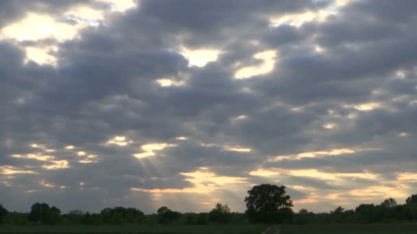 Tempo Lapse Sole Dietro Nuvole Con Raggi Luce Campo Con — Video Stock