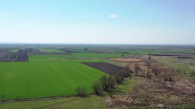 Yükseklerden tarımsal alanlar manzarası. Kamera tarlaların üzerinde hareket ediyor. Kuş bakışı.