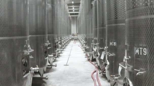 Panning Melalui Wine Cellar Dengan Kaldron Kedua Sisi — Stok Video