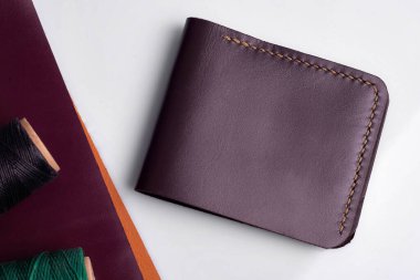 Cüzdan masanın üstünde. Yüzeyin derinliği.