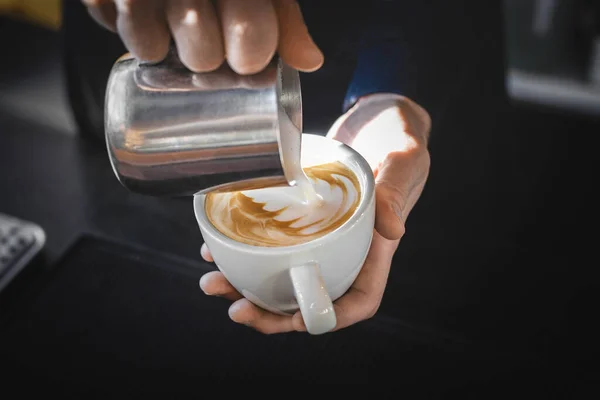 Detailní Obraz Mužských Rukou Nalévání Mléka Příprava Čerstvého Cappuccino Kávový — Stock fotografie