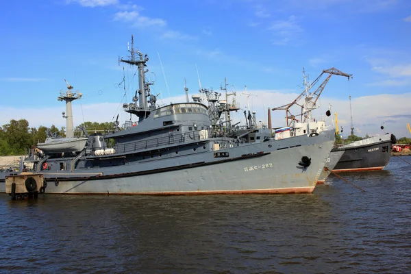 Пожарный корабль Балтийского флота в Петровской гавани. K — стоковое фото