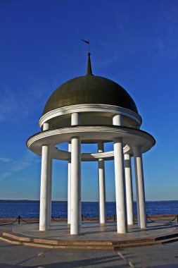 Rotunda Onega Gölü kıyısında. Petrozavodsk, Rusya Federasyonu 