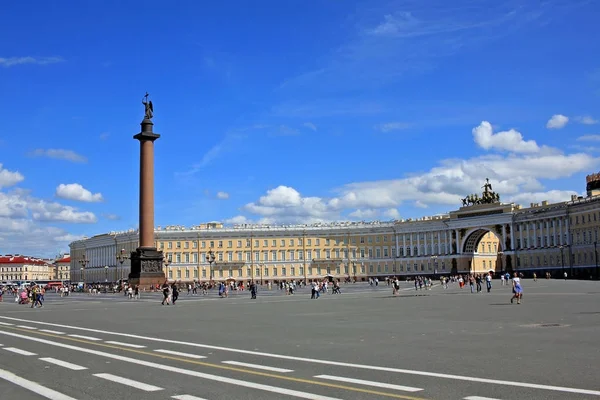 在俄罗斯圣彼得堡宫殿广场 — 图库照片