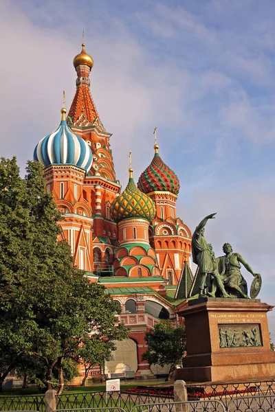 Vasily mübarek katedral ve anıt Minin ve Pozhar — Stok fotoğraf