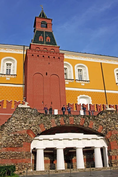 Kremlin van Moskou van de toren van de Arsenalnaya van het midden met grot. Rusland — Stockfoto