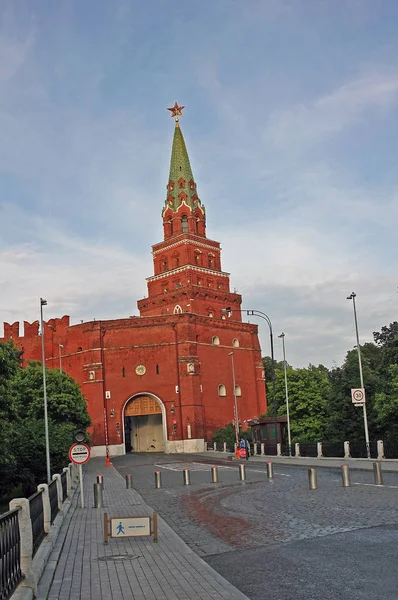 Borovitskaya Tower es una torre de esquina en el lado oeste del Kr — Foto de Stock