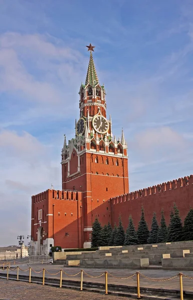 Spasskaya Tower with Kremlin clock in Moscow, Russia — Stock Photo, Image