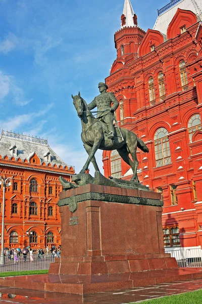 Marshal Zhukov'a Manezh Meydanı'nda anıt. Moscow, Rusya Federasyonu